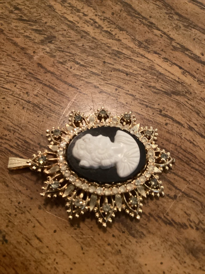 COSTUME FRANCOIS CLEAR & SMOKEY GRAY STONES CAMEO BROOCH/ PENDANT FASHION 3998 - Image 3 of 3
