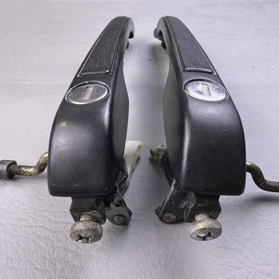 81-85 PORSCHE 924 944 JUEGO MANIJAS PUERTA DELANTERA IZQUIERDA DERECHA NEGRO SIN LLAVE OEM Foto 2 de 4