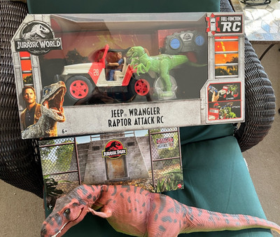 Jurassic World, r/c jeep an OWEN an dinosaur w jeep rare remote control bonu toy