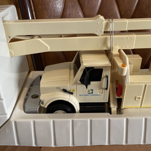 DG Productions Alliant energy Bucket Truck International 1:24 1999-1-1 - Picture 7 of 9