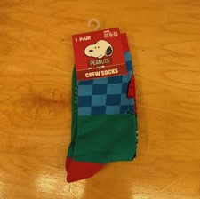 NEW Unisex PEANUTS SNOOPY On His Dog House One Size Crew Socks Shoe Size 6-13