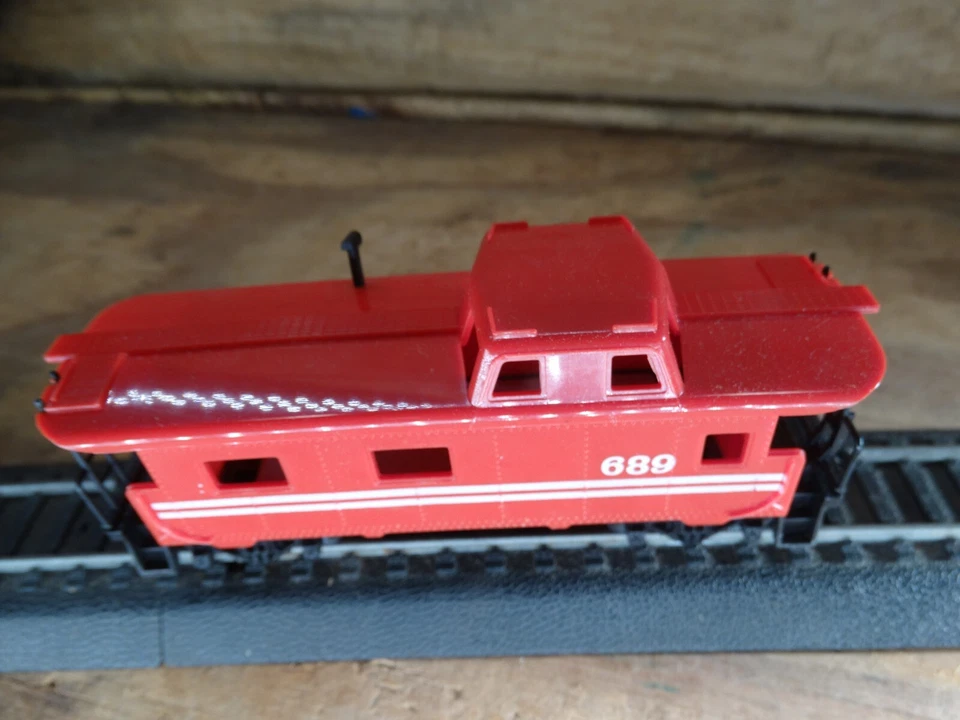 TYCO HO Scale 40' Red Hobby Model Railroad Train Cupula Caboose 689 - Image 4 of 4