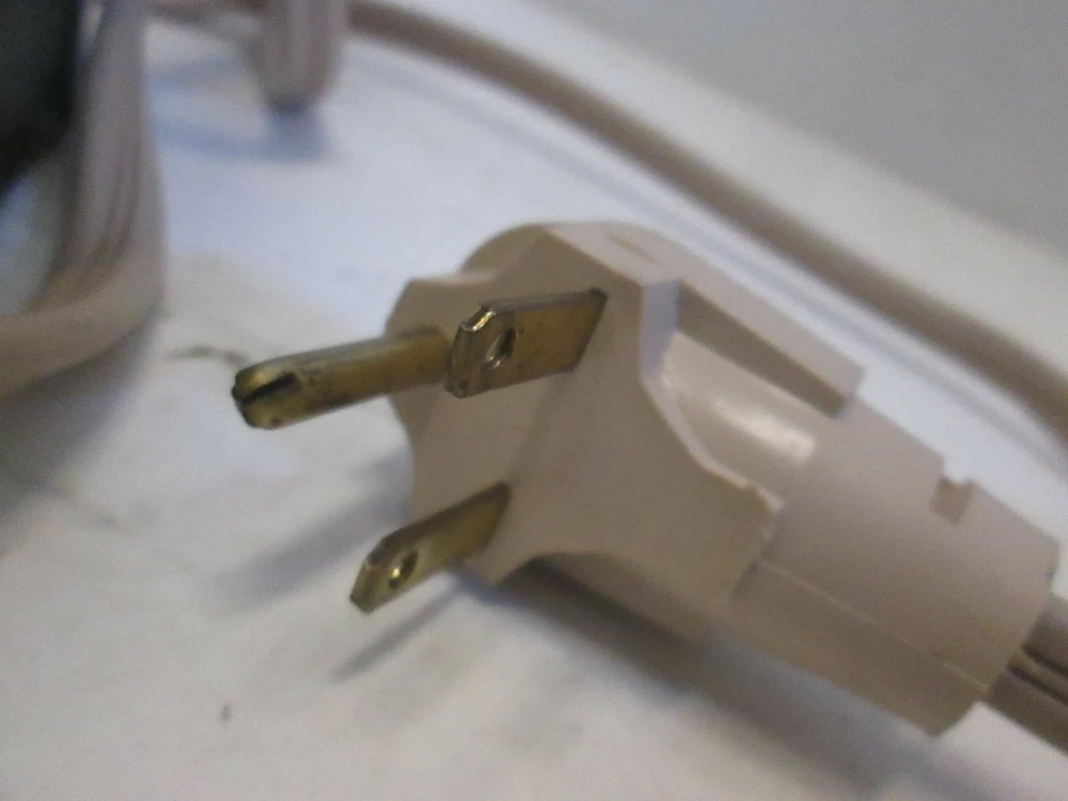Magnetek, N-4 MG StepDown AutoFormer, 230V, 50/60Hz Input to Cord and Plug, Used - Image 3 of 3
