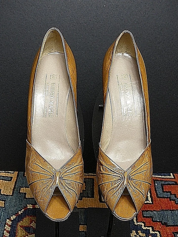 Zapatos de salón clásicos vintage para mujer Bruno Magli de cuero castaño punta abierta talla 8,5 AA COMO NUEVOS Foto 2 de 4