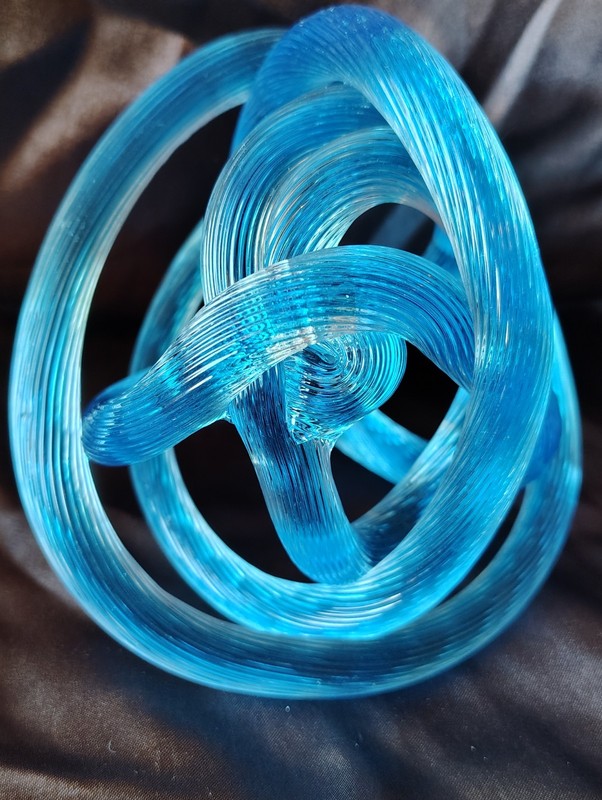 Art Glass Ribbed Twisted Rope Knot Sculpture Paperweight 5" no chips or cracks