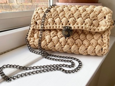 Handgefertigte beige gehäkelte Umhängetasche