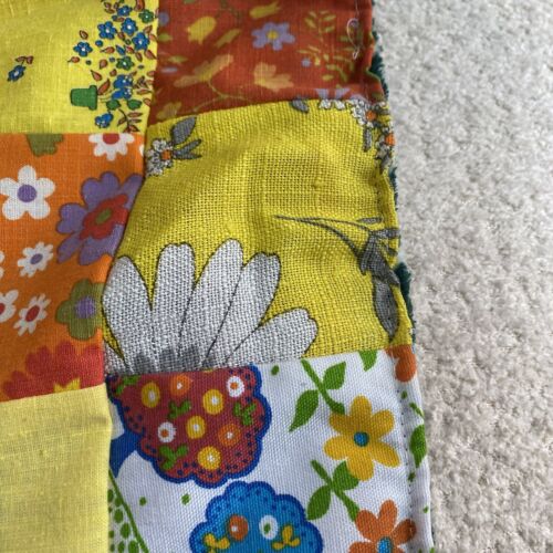 Trapunta vintage fatta a mano patchwork giro coperta bambino colorata floreale 36” x 32” MCM - Foto 8 di 16