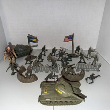 Army Men And Accessories. Lot Of 30 Pieces - Tanks, Men, Flags,etc. Used Cond.