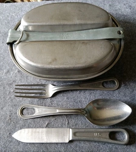 US Military Issue 1944 WW2 Metal Mess Kit  with Fork Knife an Spoon