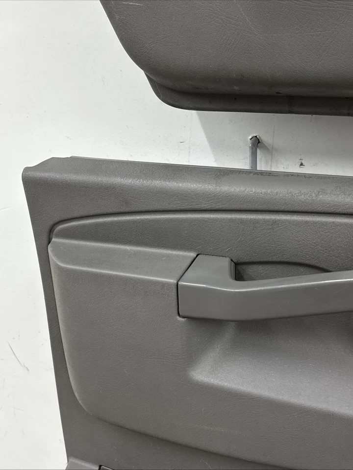 Chevy Express GMC Savana 2500 3500 2016-2024 juego de paneles de puerta gris OEM Foto 3 de 4