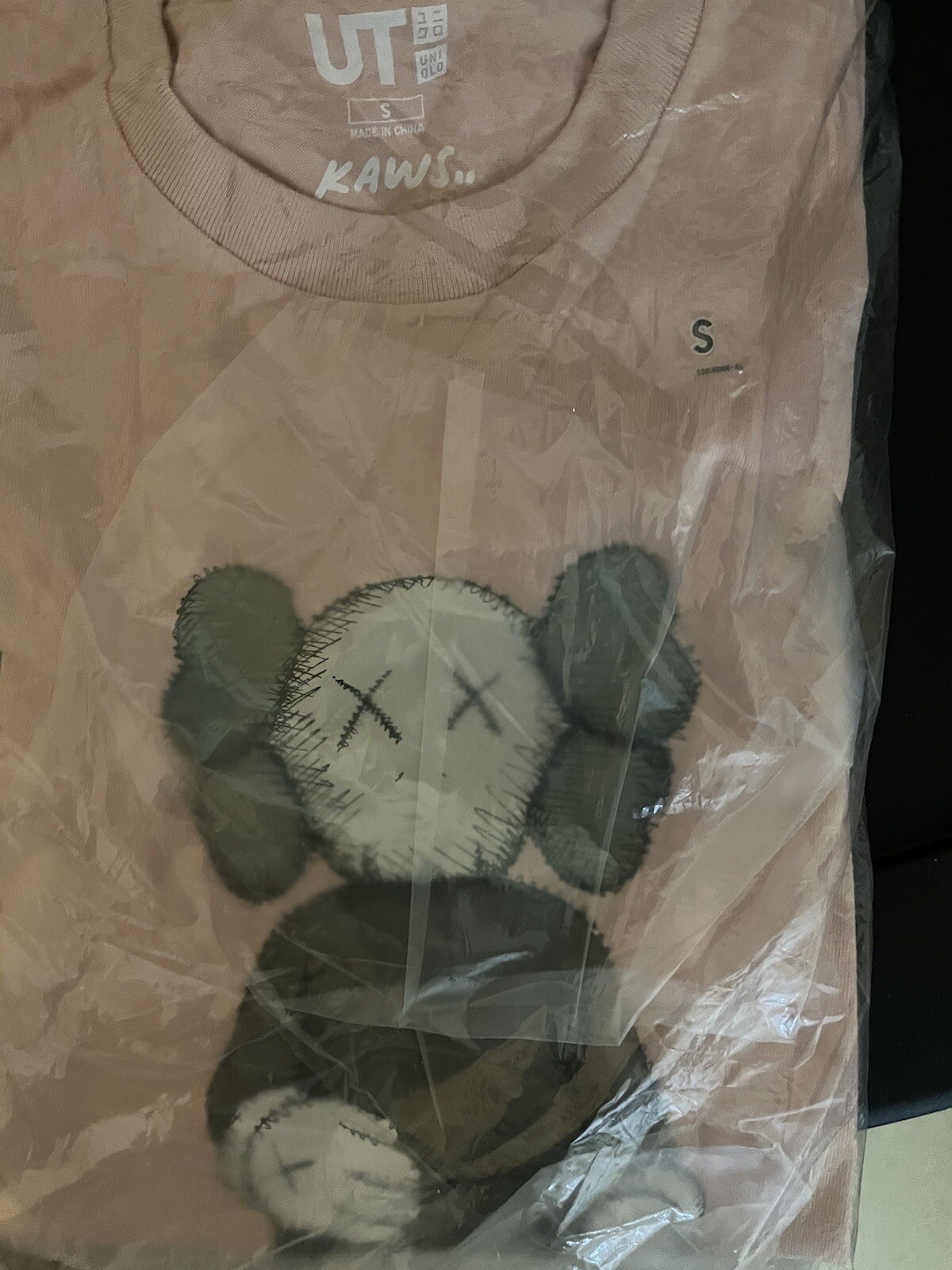 ALTRA Maglietta rosa KAWS x Uniqlo Companion taglia small nuovissima