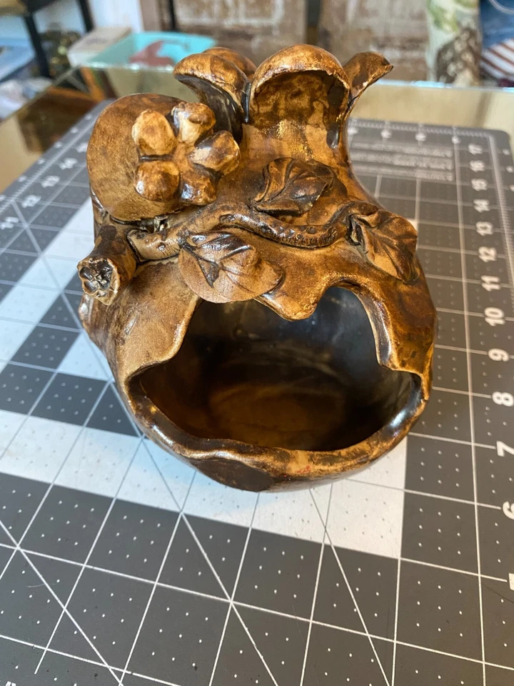 Cerâmica de arte de estúdio jogada à mão com folhas de alça aplicadas... Suporte para luz de chá - Imagem 3 de 4