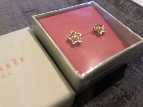 Ted Baker Flower Stud Earrings Plain Gold Tone - Picture 3 of 5
