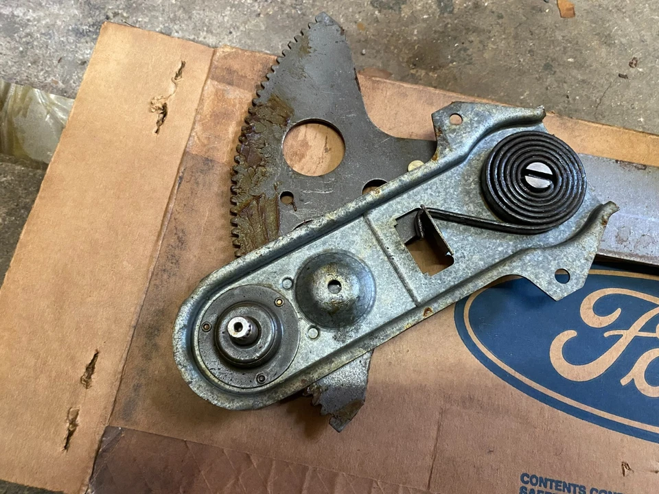 1980? 1981? Ford Thunderbird? Cougar? Window Regulator manual 1982? NOS drivers? Foto 2 de 4