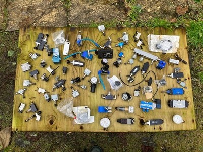 Ein RESTPOSTEN (1) kleiner Druckluftkomponenten neu & gebraucht. 100+ Artikel 20 Kg Gewicht.
