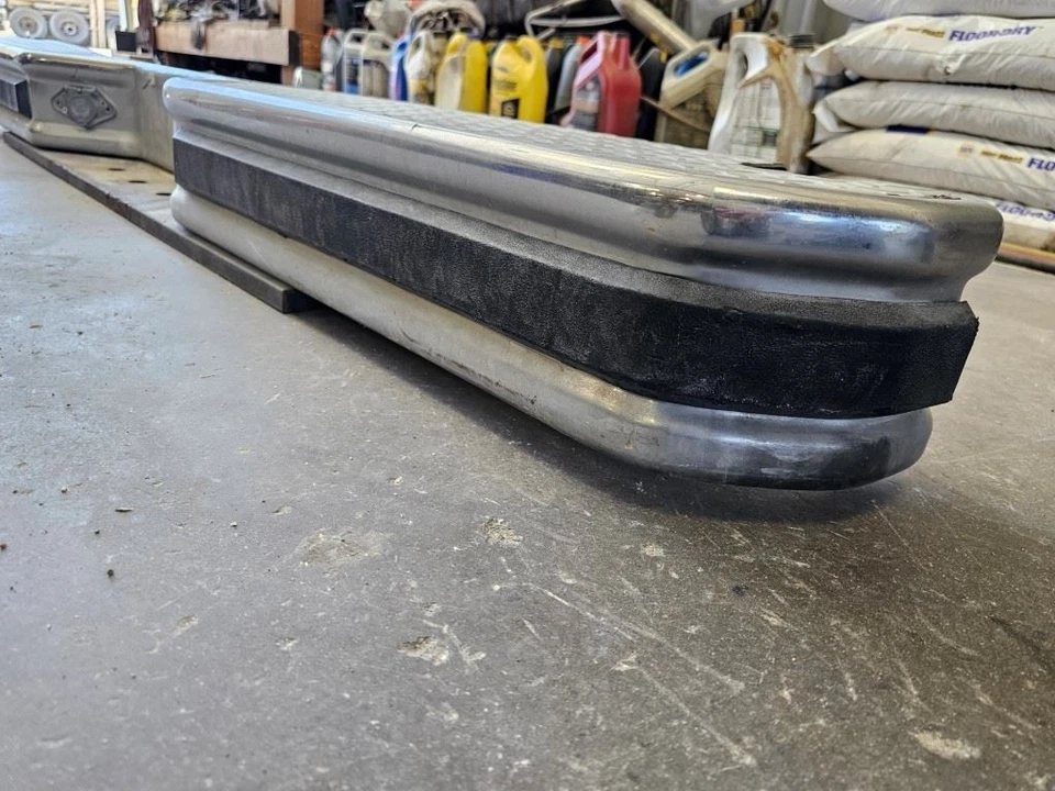 PARAGOLPES CROMADO ESCALÓN TRASERO FORD F250 1986 USADO enviado a Los Ángeles Foto 2 de 4