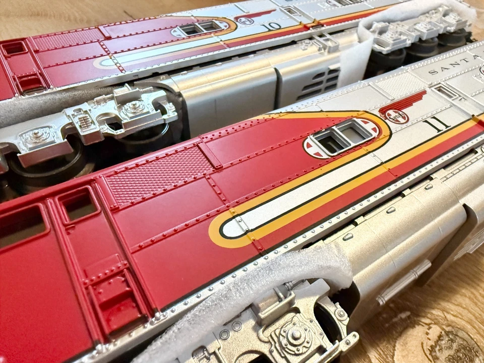 K-Line Lionel 0/027 gauge Santa Fe Diesel Locomotives #10 & #11 - NEW - Image 4 of 4