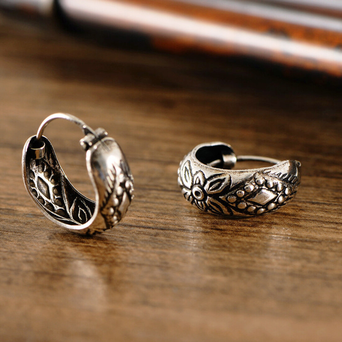 トランプ Lotus #04 925 Sterling Silver Bali Oxidiezed Lotus Flower Huggie Hoop
