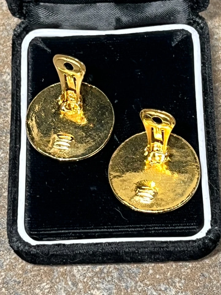 Pendientes CHANEL Cuero Negro Chapado en Oro Cadena Logo CC Redondo Clip-On 2 8 Foto 3 de 4