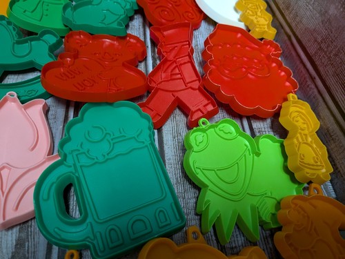46 Hallmark Plastic Cookie Cutter Holidays Halloween Kermit Christmas Lot - Picture 7 of 16