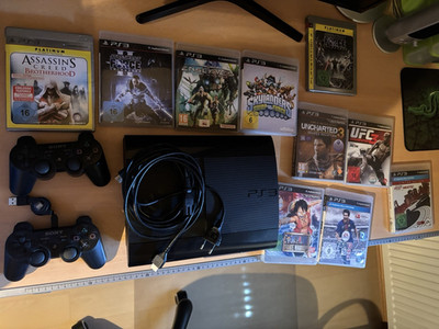 Sony PlayStation 3 mit 2 originalen Controllern und vielen Spielen