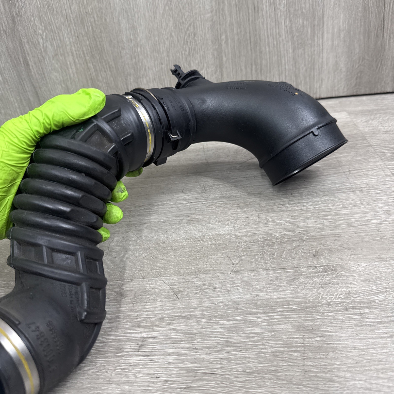 2014-2017 MASERATI GHIBLI M157 3.0 RIGHT AIR INTAKE HOSE TUBE 670003845 67000384