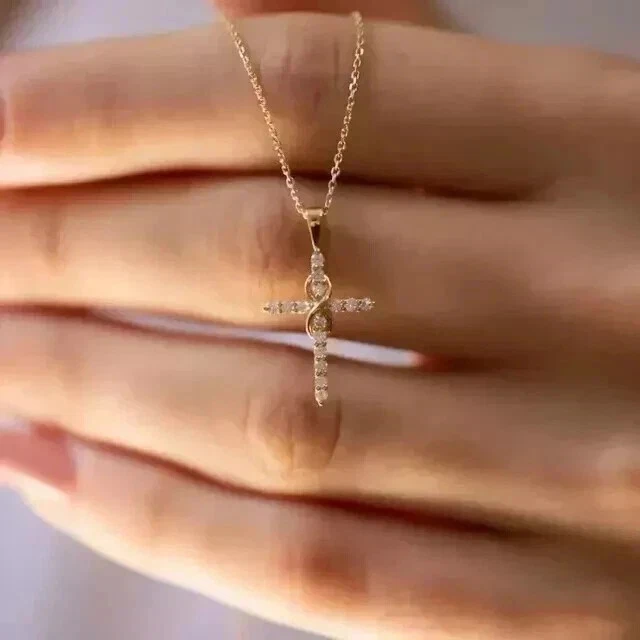 Colgante Cruz Racimo Diamante Corte Redondo Creado en Laboratorio Chapado en Oro Amarillo 14K Foto 2 de 4