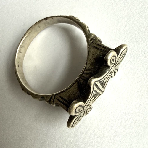 VINTAGE ANTIQUE BERBER SILVER RING. NORTH AFRICA. INTRICATE GEOMETRIC DESIGN.