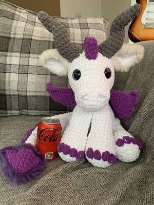 Wunderschöner handgefertigter gehäkelter lila und weißer Drache riesig! Ideales Weihnachtsgeschenk
