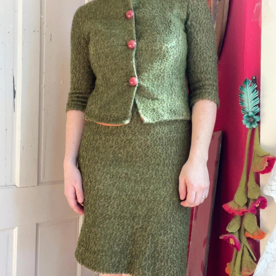 Vintage 1960s Loopy Olive Green Wool Large Amber Buttons Skirt Suit Size XS - Image 2 of 4
