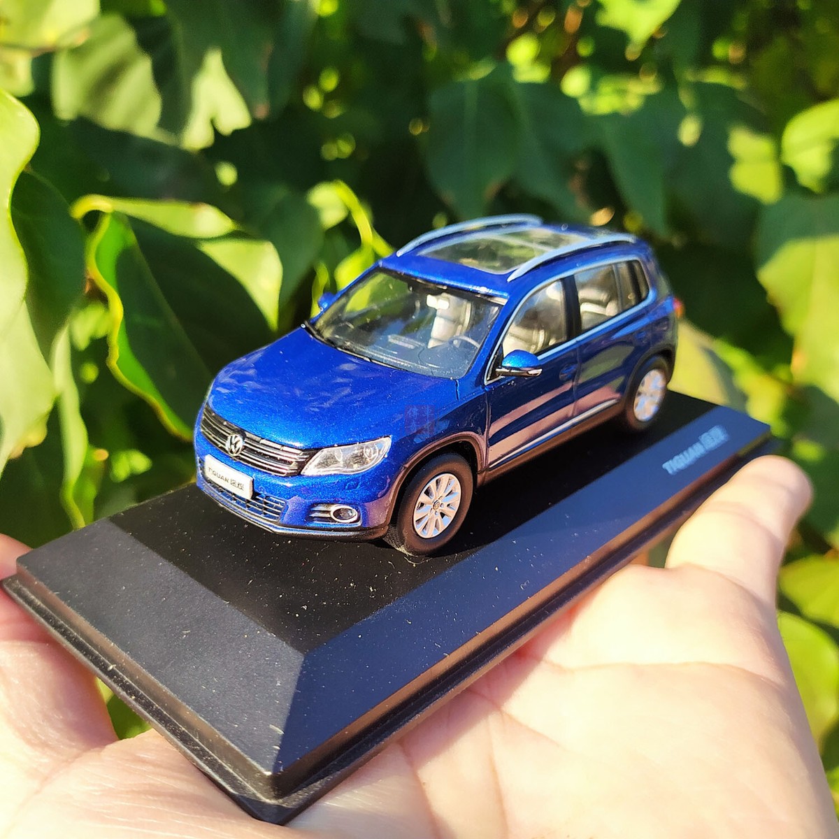 1/43 OLD Volkswagen Tiguan Blue color diecast model-NO PAPER