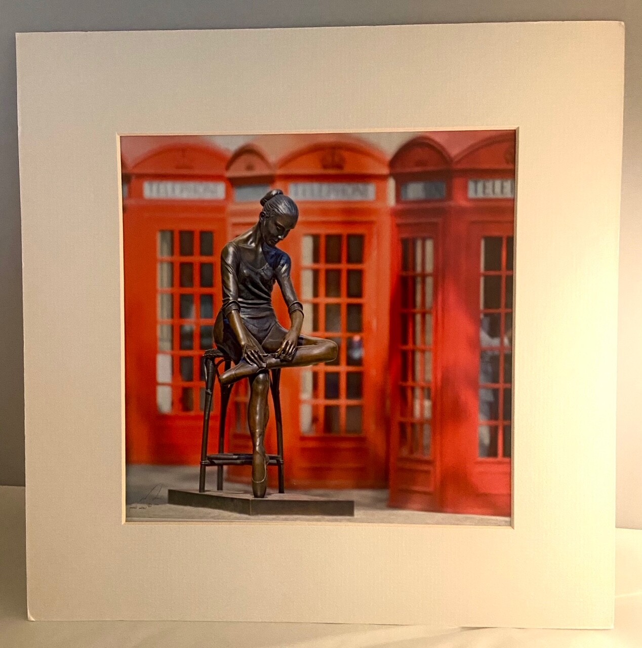 Fotografía Original Jurek Nems Bailarina de Bronce Sentada frente a Cajas Telefónicas