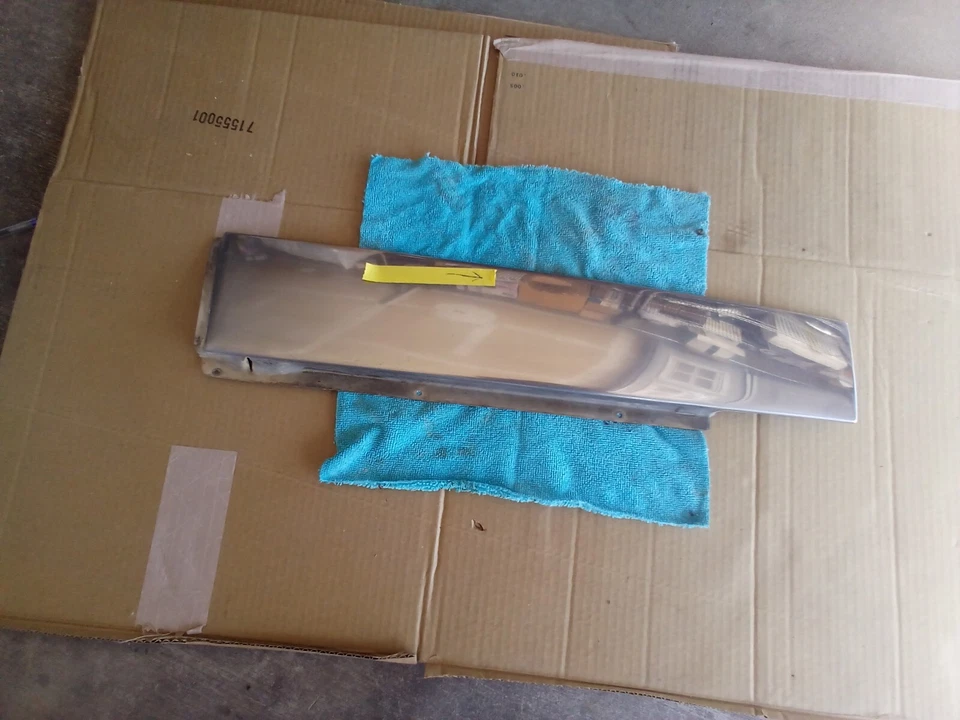 Cadillac Eldorado 1980 lado del conductor izquierdo cuarto inferior panel moldeado OEM Foto 2 de 4