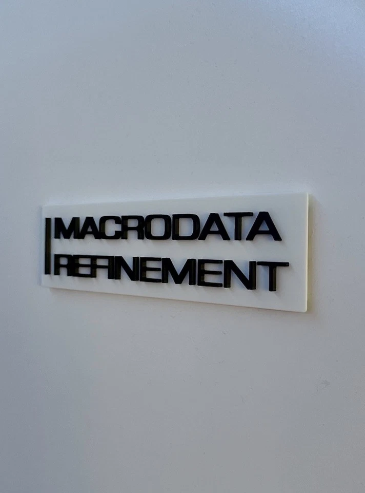 "Letrero de refinamiento Severance Macrodata 8x2"" - Lumon oficina arte de pared ventilador regalo" Foto 3 de 4