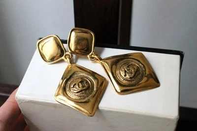 Chanel boucles d’oreilles pendantes à clip en métal doré cc - Photo 1/4