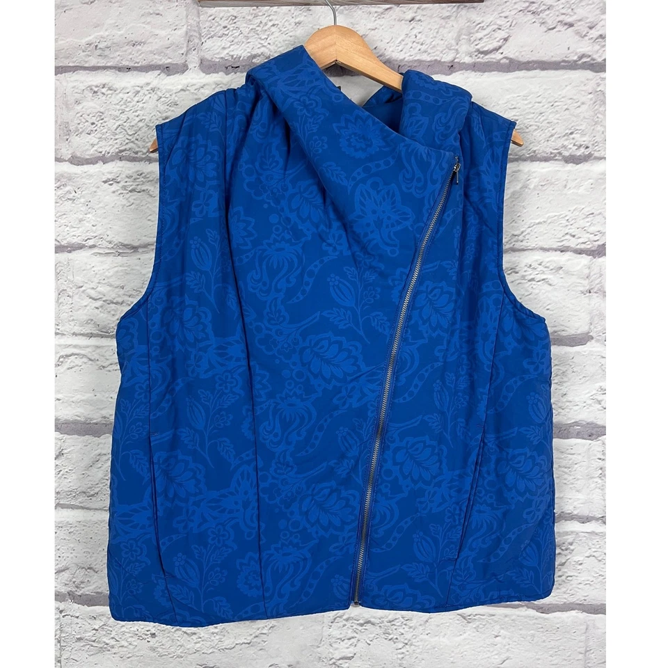 Tommy Bahama Mujeres L Coastal Resortwear Gorpcore Chaleco acolchado asimétrico con capucha Foto 3 de 4