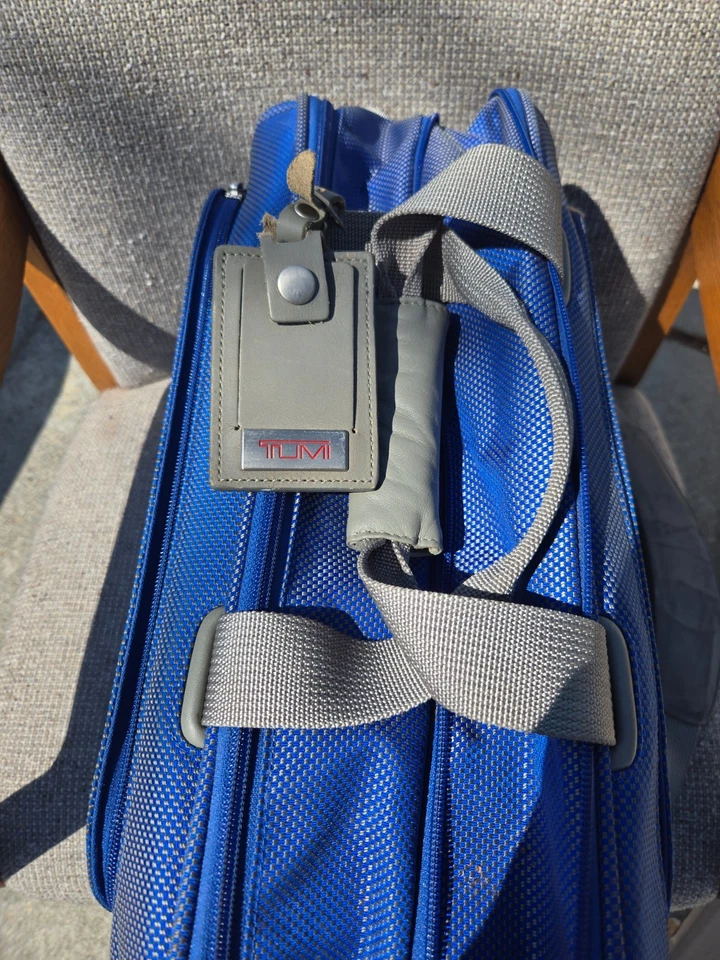 Bolsa de accesorios Tumi para llevar - Edición limitada - Tela azul real - Excelente estado Foto 3 de 3