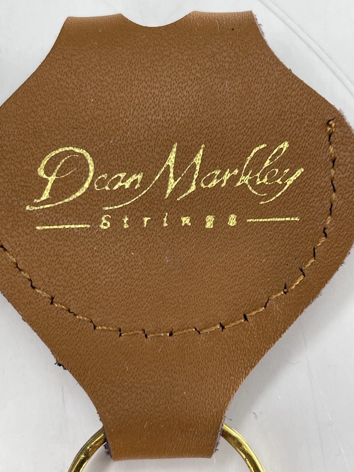 Lote 3 Cuerdas Dean Markley Pick Holder Llavero Cuero Marrón Con Escritura Dorada Foto 4 de 4