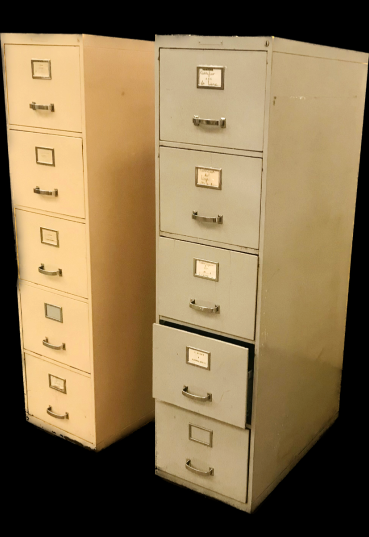 deux classeurs de bureau à cinq tiroirs en métal patine .XX siècle