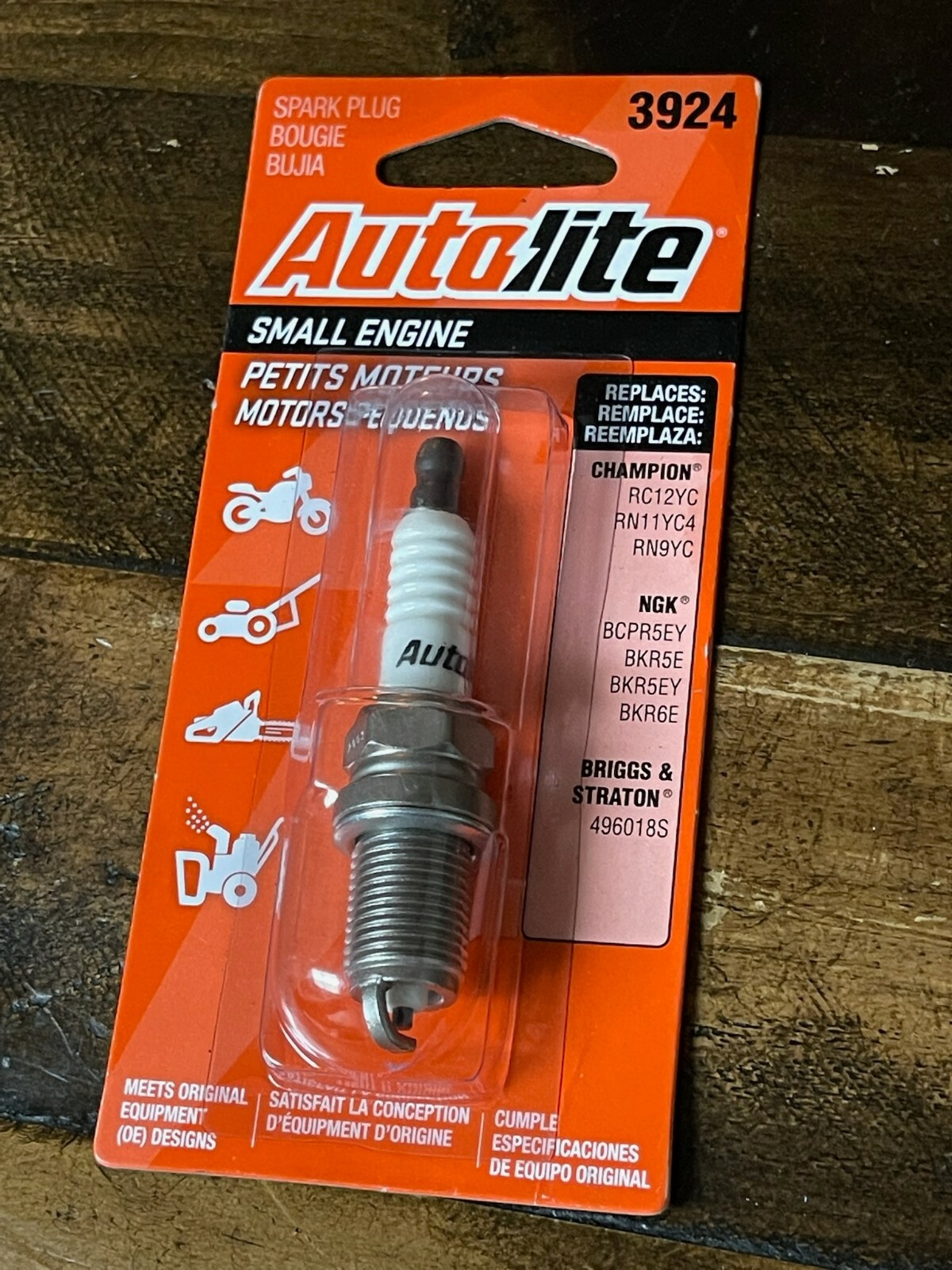 Autolite Small Engine Spark Plug 3924 Lawn Mower Chain Saw Motorcycle
