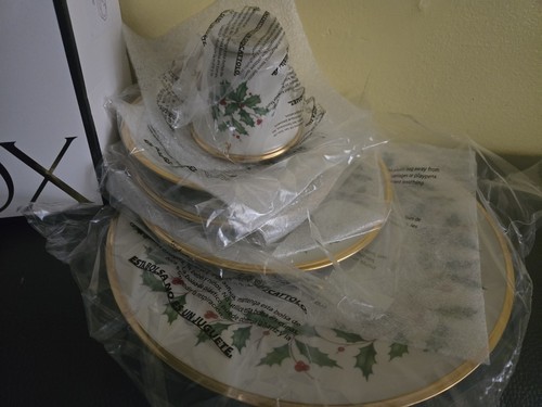Lenox 146590600 Holiday 5-Piece Place Setting/New - Picture 3 of 7