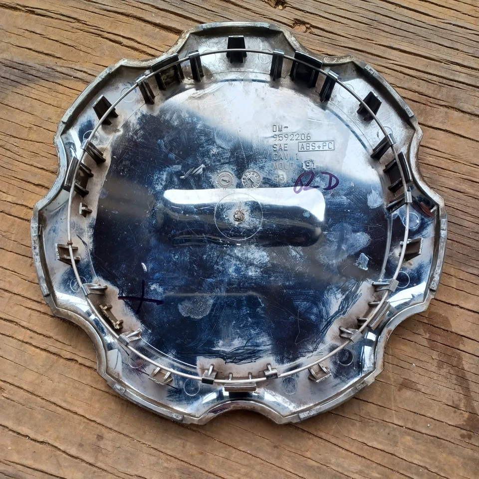 Tapa central Cadillac Seville El Dorado STS, 1996-2002 parte # 9592206 02 dañada Foto 3 de 3