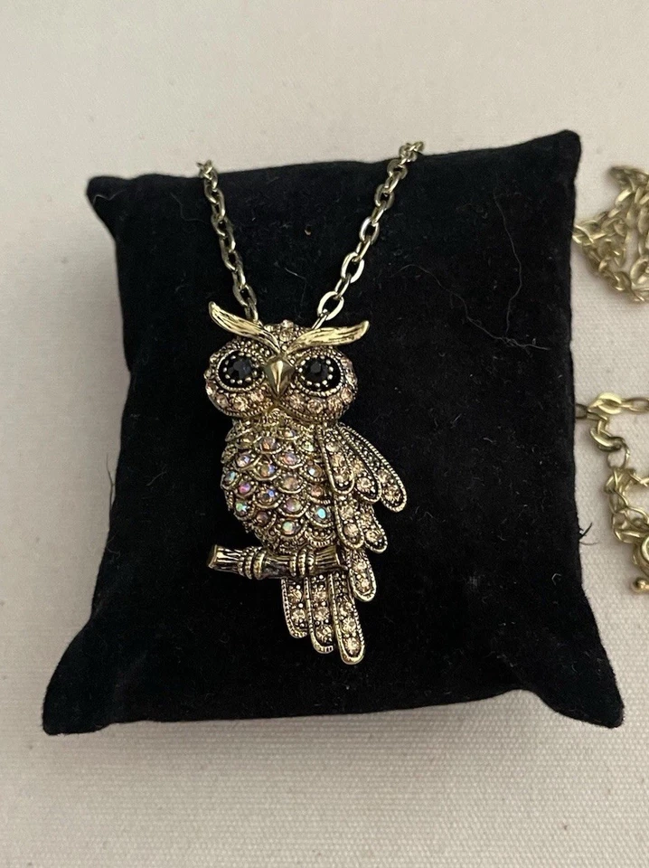 Collar vintage de búho de diamantes de imitación Alilang y un collar de búho de piedra multicolor. Foto 2 de 4