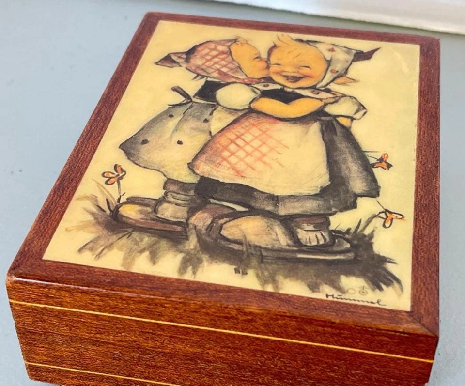 Caja de música de madera Hummel de colección dos niñas en algún lugar mi amor hecha en Italia Foto 4 de 4