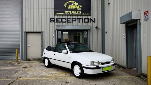 1988 Vauxhall ASTRA GTE CONVERTIBLE 2.0 GTE CONVERTIBLE 2DR Manual Convertible P - Picture 2 of 20