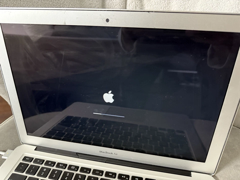 Apple MacBook Air A1465 11.6" Laptop - MD711LL/B (April, 2014) READ!!! - Image 2 of 4