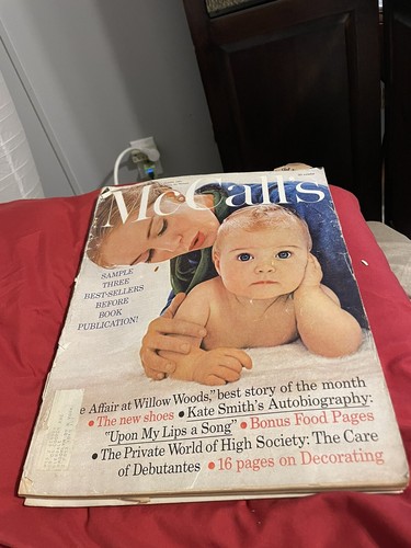 1960 OCTOBER MCCALL'S MAGAZINE - BETSY GOES TO THE BALLET PAPERDOLL - Bild 1 von 2