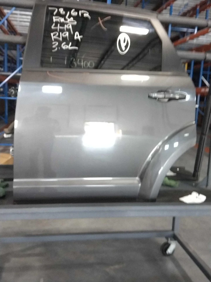Conjunto de puerta trasera izquierda usado lado trasero se adapta a: Dodge Journey 2019 privacidad eléctrica Foto 2 de 4