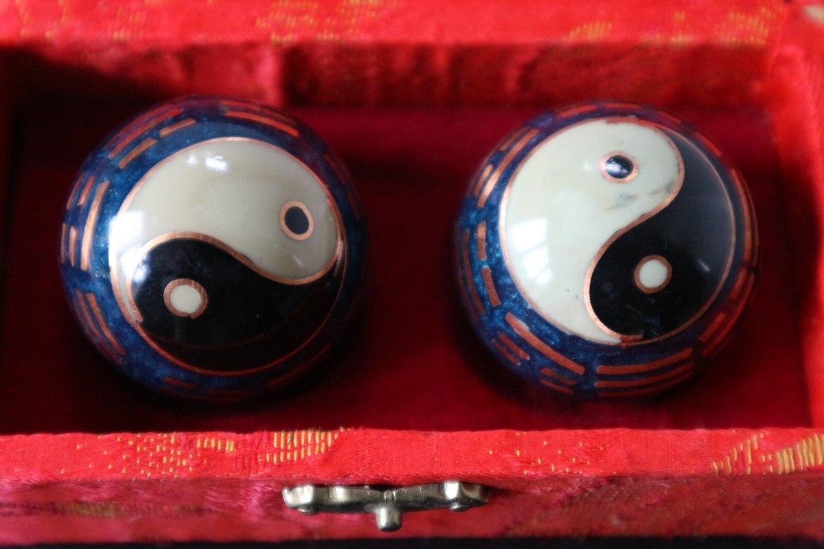 Deux Boules Chinoises De Massage Rouge Avec Symbole Yin Yang - Occasion Bon état