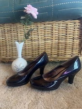 VGUC WOMEN’S SOFFT MIDNIGHT BLUE/BLACK PATENT LEATHER PUMPS/HEELS IN SIZE 8 1/2M
